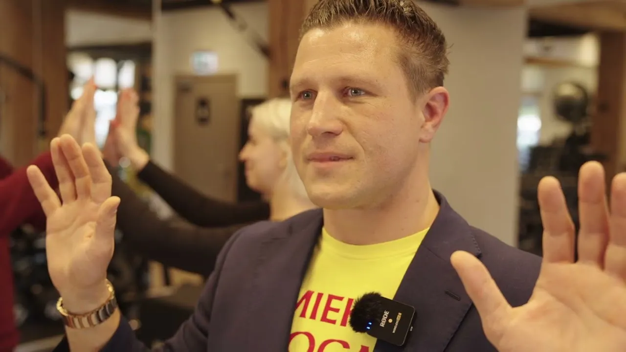 Smieklu joga komandas saliedēšanai