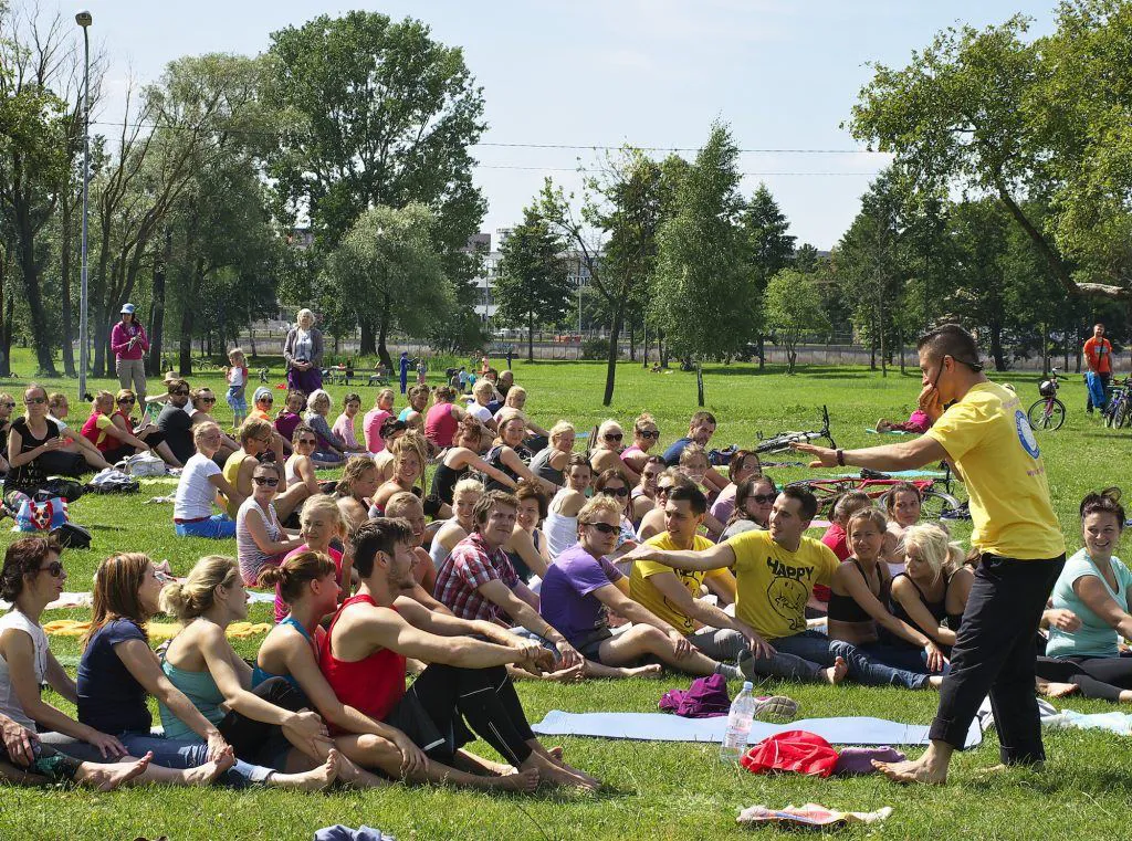 Smieklu jogas nodarbība parkā